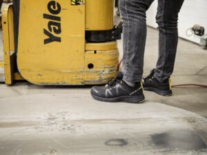 chaussures de sécurité homme ultra légère s3 noire devant une machine